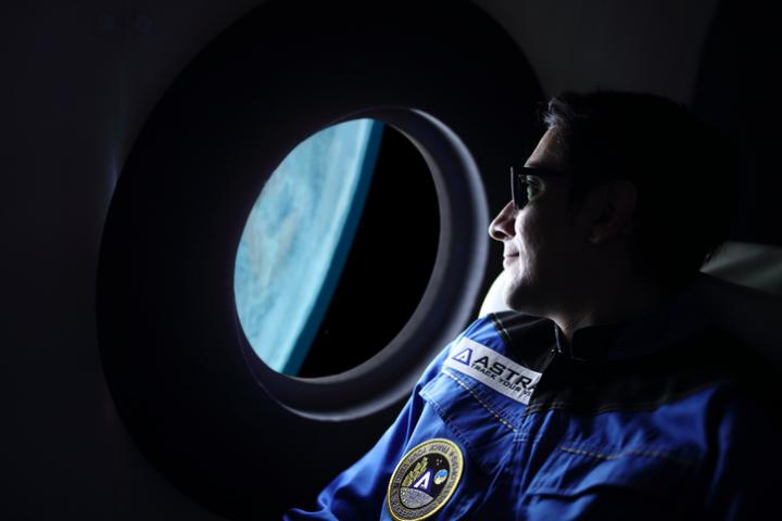 Imagen de recurso de un viajero especial viendo la Tierra desde una nave.