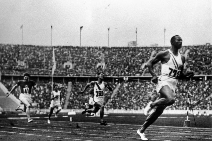 Jessie Owens, camino de la gloria en el estadio olímpico de Berlín en 1936