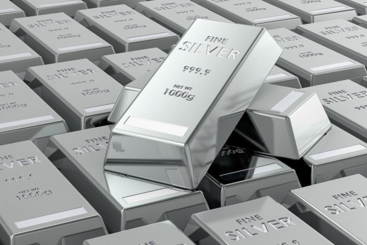 Lingotes de plata de ley 999.9, fondo. Representación 3D aislada sobre fondo blanco.
