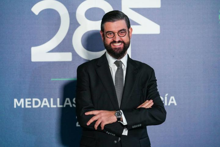 SEVILLE, ANDALUSIA, SPAIN - FEBRUARY 27: The presenter, Manu Sanchez upon his arrival to sign the Book of Honor. On February 27, 2025 in Seville, Andalusia (Spain), the president of the Junta de Andalucia, Juanma Moreno, receives at the Palacio de San Telmo the distinguished recipients of the titles of Favorite Son and Favorite Daughter, as well as the recipients of the Medals of Andalusia. The awardees come to the headquarters of the Andalusian government to sign the Book of Honor,. (Photo By Francisco J. Olmo/Europa Press via Getty Images)