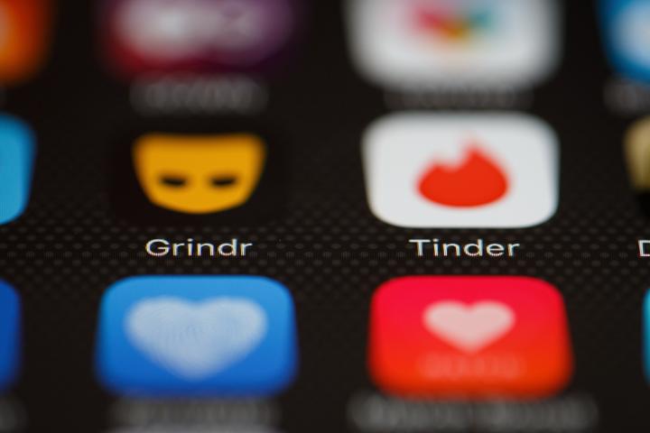 Pantalla con las apps Grindr y Tinder