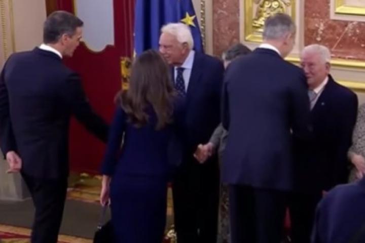 Pedro Sánchez y Felipe González se saludan