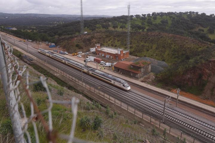 Un tren circula por la zona del accidente en Adamuz (Córdoba) este martes