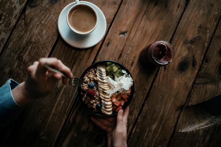 alt="alt="Una vista aérea de una merienda compuesta por un yogurt, un café y un batido""