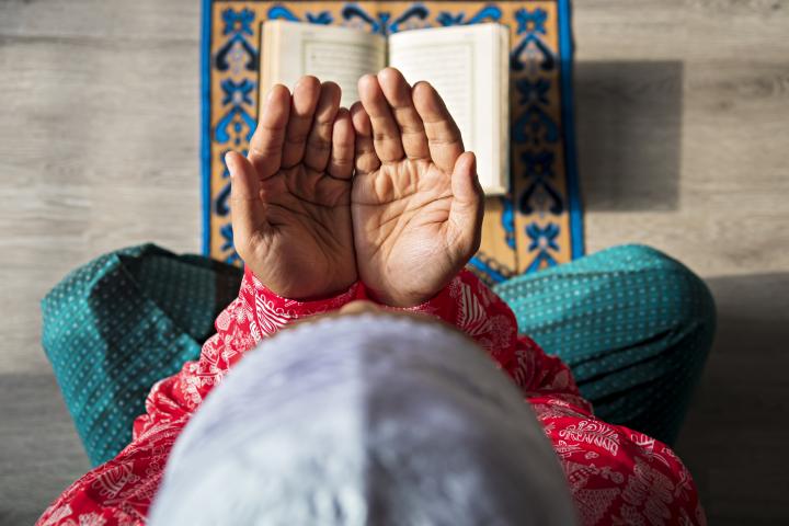 Una mujer rezando durante el Ramadán, en una imagen de archivo.