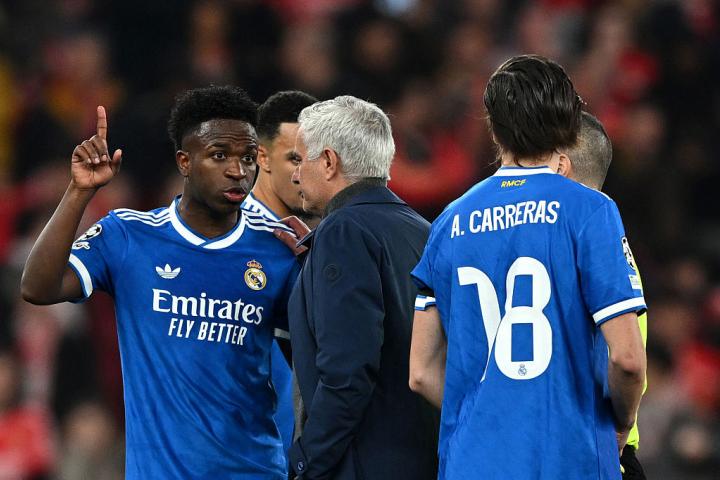 Vinicius discute con Jose Mourinho, entrenador del Benfica