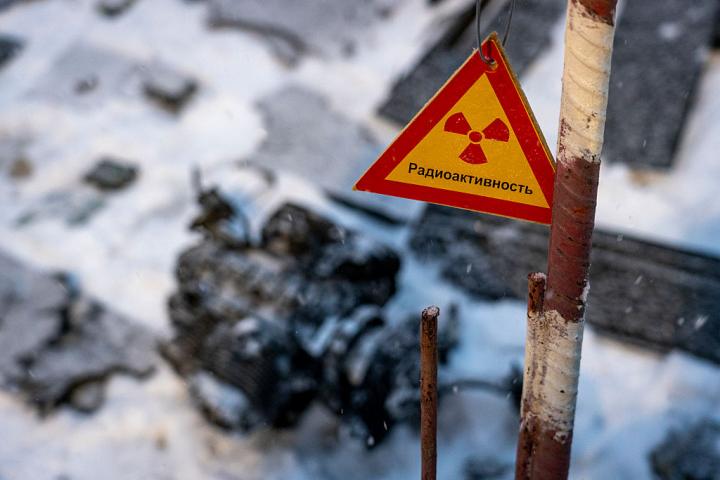 alt="alt="CHERNÓBIL, UCRANIA - 14 DE FEBRERO: Fragmentos de un dron ruso que impactó el Nuevo Confinamiento Seguro en la Zona de Exclusión de Chernóbil como resultado de un ataque ruso el 14 de febrero de 2025 en Chernóbil, Ucrania.""