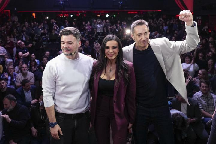 El portavoz de ERC en el Congreso, Gabriel Rufián; Emilio Delgado, miembro de la asamblea de la Comunidad de Madrid y Sarah Santaolalla, periodista.