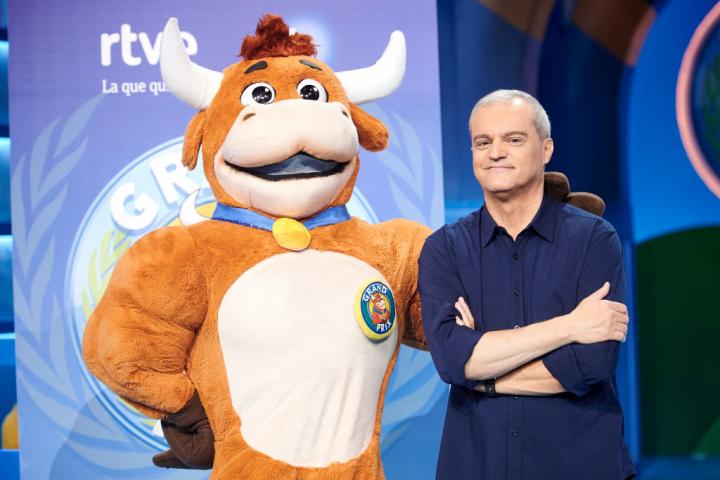 El presentador Ramón García, junto a la vaquilla del 'Grand Prix'.