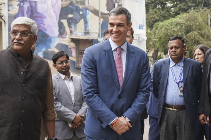 El presidente del Gobierno de España, Pedro Sánchez (c), inaugura un mural hispano-indio de arte callejero del artista español Suso33, en el distrito Lodhi de Nueva Delhi