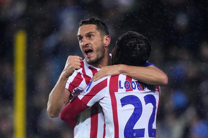 Koke y Lookman celebran el segundo gol del Atlético ante el Brujas