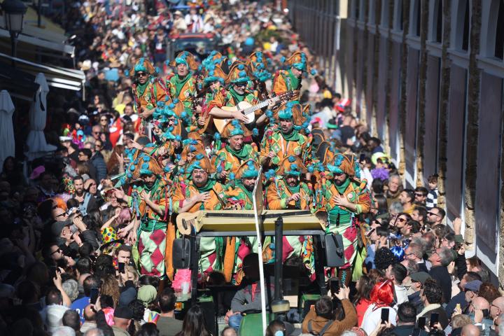 Los coros del Carnaval de Cádiz saliendo con la calle abarrotada de gente