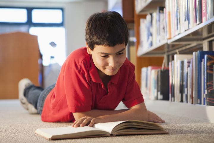 Un joven leyendo, en una imagen de archivo.