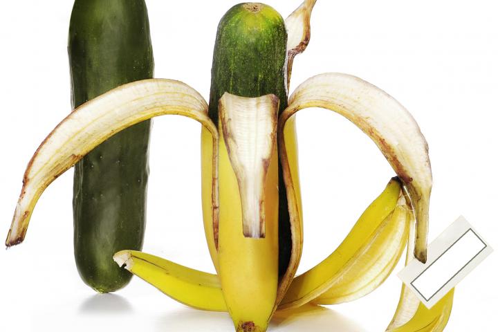 Un pepino con la cáscara de un plátano