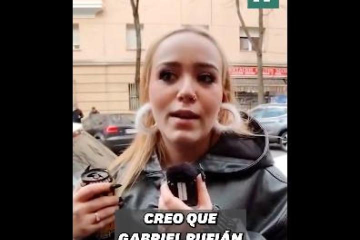 Una joven asiste al acto de Gabriel Rufián y Emilio Delgado.