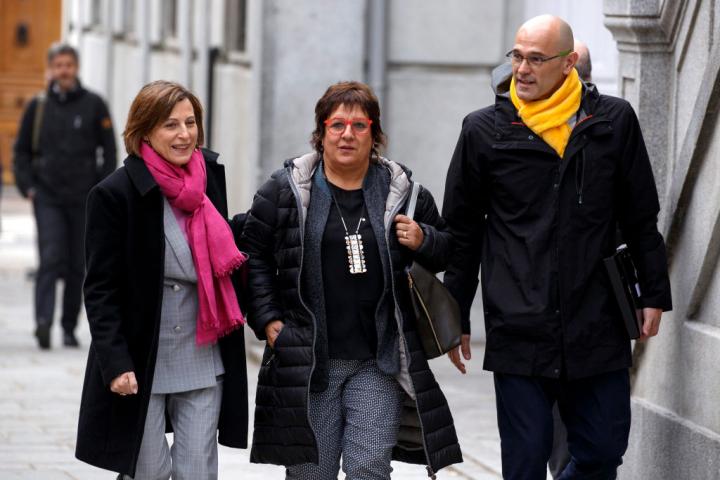 Los líderes catalanes Carme Forcadell, Dolors Bassa y Raúl Romeva (de izquierda a derecha) llegan al Tribunal Supremo el 23 de marzo de 2018 en Madrid, España.