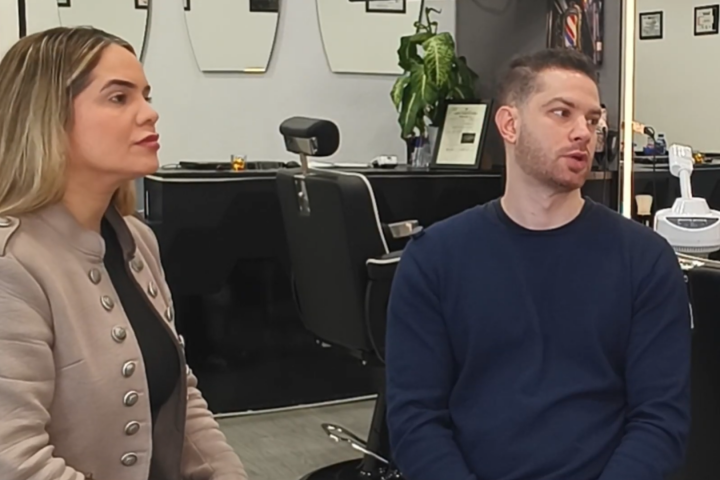 Matías, barbero argentino, junto a su pareja y socia.
