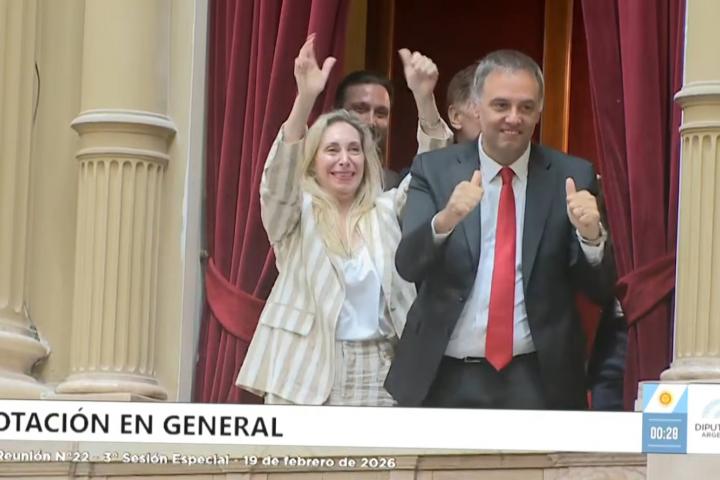 Captura de vídeo de la secretaria General de la Presidencia argentina, Karina Milei, celebrando junto al jefe de gabinete Manuel Adorni, la aprobación de la reforma laboral.