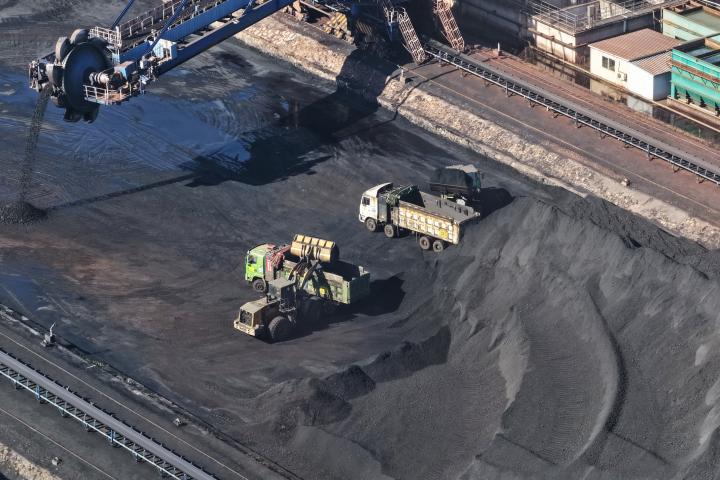 Dos camiones, cerca del río Yangtze, en China