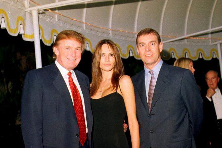 El expríncipe Andrés junto a Melania Trump y Donald Trump en una fiesta en Mar-A-Lago en el 2000.