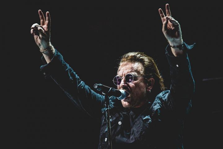 Imagen de archivo de líder de U2, Bono, durante un concierto en Milán en 2018.