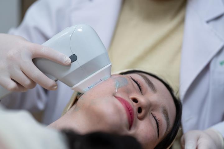 Imagen de archivo de una mujer sometiéndose a un tratamiento estético con tecnología HIFU.