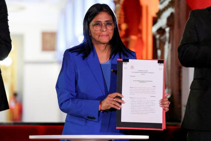 La presidenta encargada de Venezuela, Delcy Rodríguez, muestra el texto de la Ley de Amnistía tras su aprobación en el Parlamento.