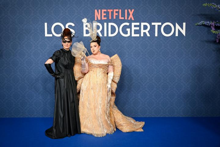 Lala Chus y Ana Locking asisten al baile de máscaras de la temporada 4 de "Bridgerton" en el Casino de Madrid el 17 de febrero de 2026 en Madrid, España.