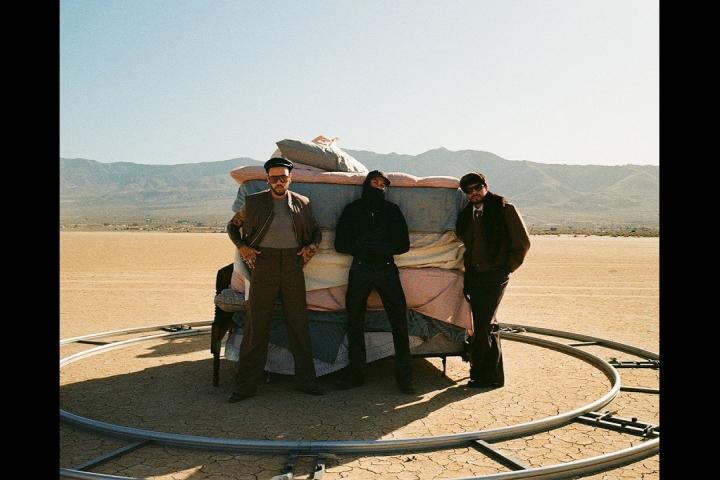 Rauw Alejandro, Jhayco y Tainy en el videoclip de 'Rosita'.