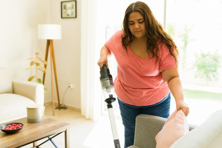 Una mujer, pasando el aspirador en una casa, en una imagen de archivo.