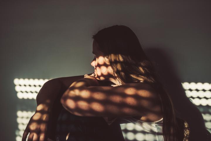 Una mujer triste en su cama