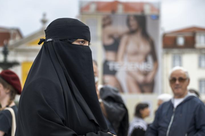 Una mujer vestida con un burka en una calle de Portugal