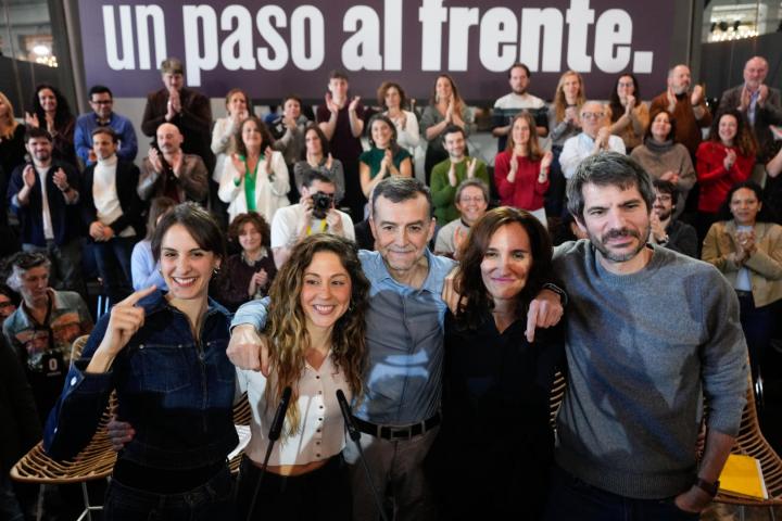 Los ministros Ernest Urtasun (d) y Mónica García (2d), acompañados de Lara Hernández (2i), Antonio Maíllo (c) y Rita Maestre (i)