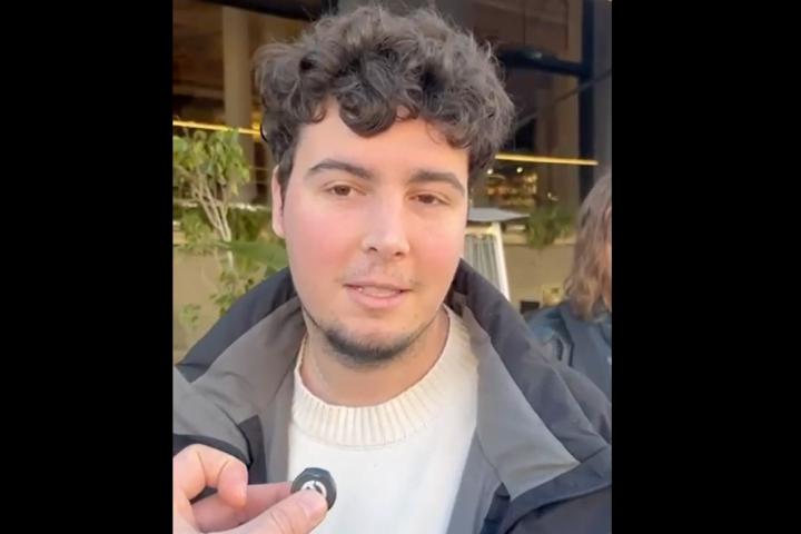 Un joven en el acto de 'Un paso al frente'