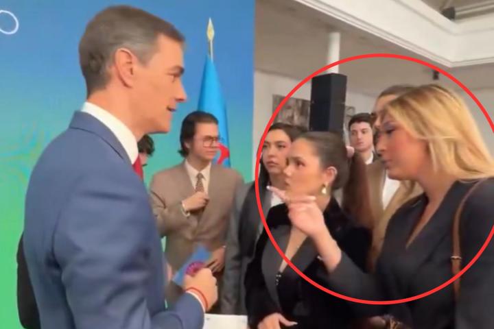 Señala algo que llevaba Pedro Sánchez durante un acto en La Moncloa.