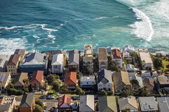 Fotografía aérea de casas y apartamentos en la costa con océano, olas y olas. Brighton Blvd, Ramsgate Ave, North Bondi, Sídney, Australia.