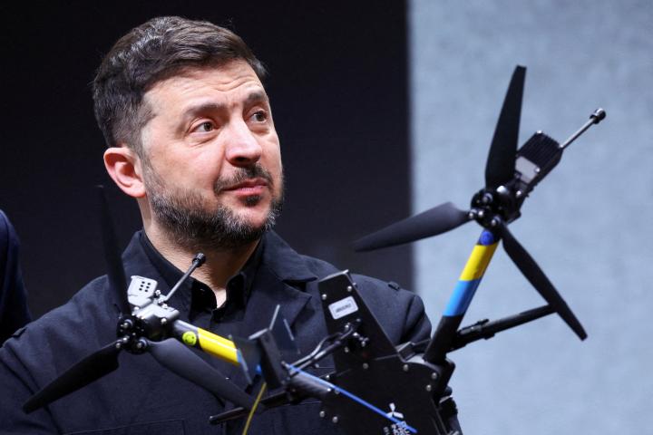 Imagen de archivo del presidente ucraniano, Volodímir Zelenski, durante una visita a la fábrica de drones alemana Quantum Systems.