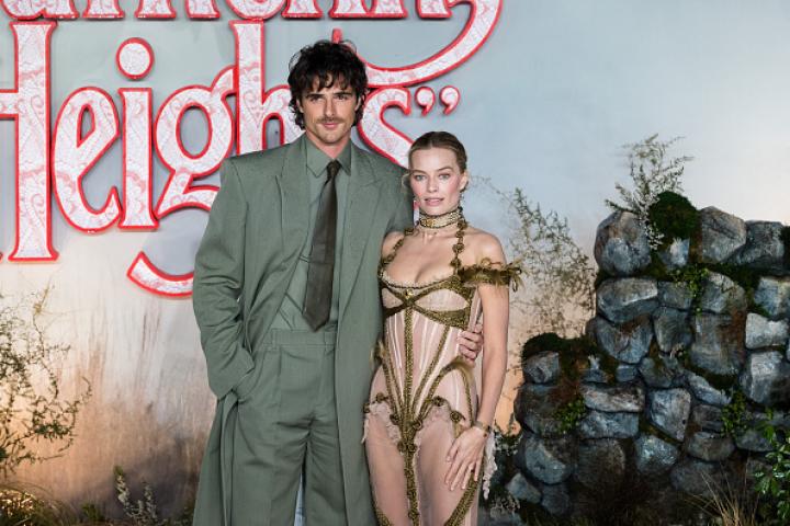 Jacob Elordi y Margot Robbie, protagonistas de 'Cumbres Borrascosas', durante la promoción de la película.