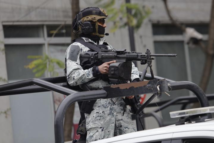 Imagen de un guardia con una pistola