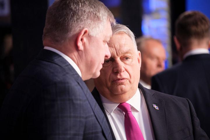 Robert Fico (izda.) y Viktor Orbán (dcha.) conversan durante un reciente encuentro europeo