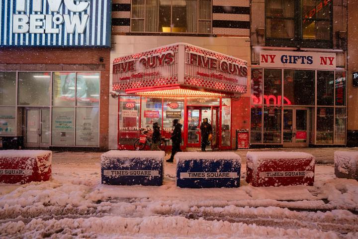 alt="alt="Un establecimiento de Five Guys en Nueva York.""