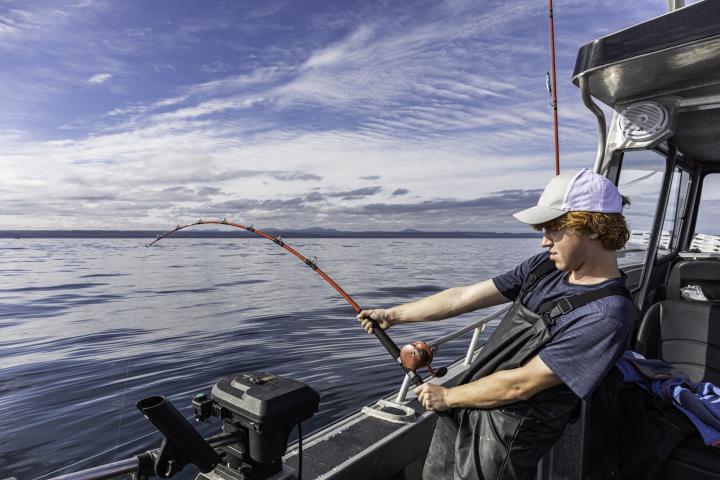 Un joven pescador, en una imagen de recurso
