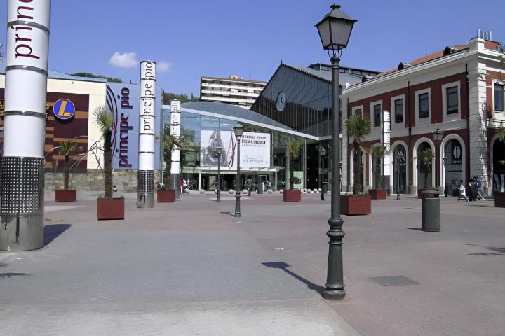 Una farola de Madrid frente al centro comercial de Principe Pio