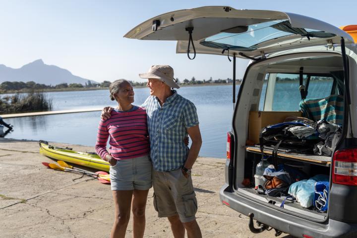 Una pareja de jubilados disfruta de un momento de relax junto a su autocaravana
