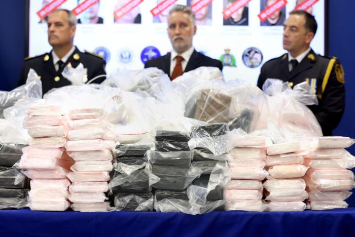 Cocaína procedente tres incautaciones realizadas en Los Ángeles (EEUU), procedente de México, mostrada el 17 de octubre de 2024 en la oficina del FBI en la ciudad angelina.