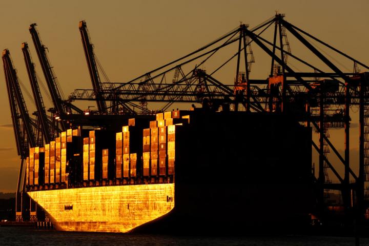 El buque portacontenedores One Apus, con bandera japonesa, descargado en la Terminal Global de Contenedores al atardecer del 12 de agosto de 2024 en Bayonne, Nueva Jersey (EEUU).