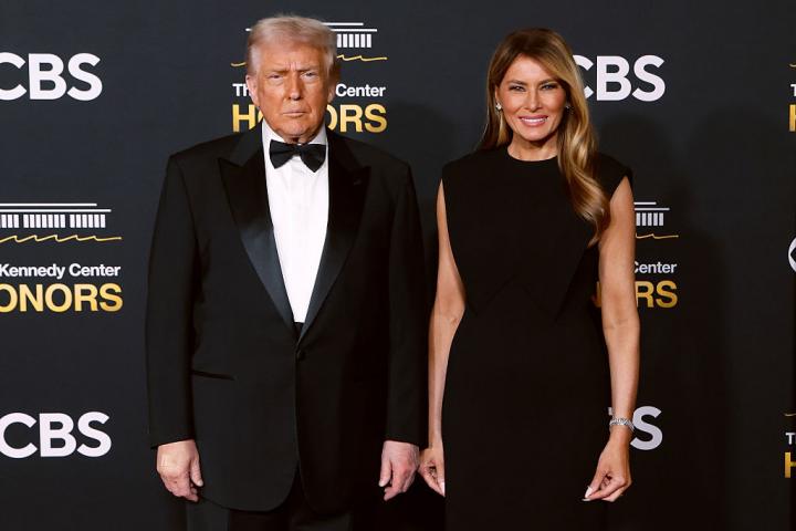 El presidente de EEUU, Donald J. Trump, y la primera dama, Melania Trump, en la ceremonia de los Honores del Centro Kennedy, el 7 de diciembre de 2025, en Washington.