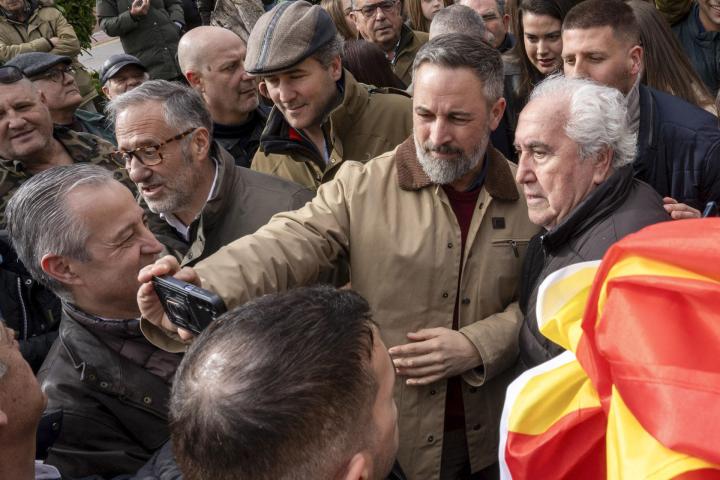 El presidente nacional de Vox, Santiago Abascal, saluda a varios simpatizantes en su visita este jueves a la localidad vallisoletana de Peñafiel
