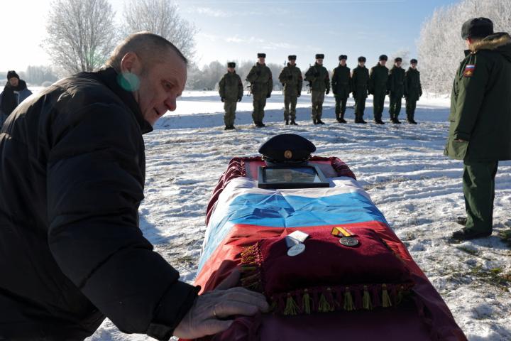 Imagen de archivo del funeral de un joven sargento ruso fallecido en la invasión rusa sobre Ucrania, un enterramiento en Orzhitsy (San Petersburgo, el antiguo Leningrado, Rusia).