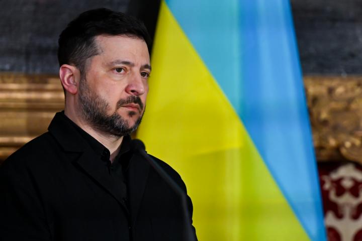 Imagen de archivo del presidente ucraniano, Volodímir Zelenski, ante la bandera de su país.